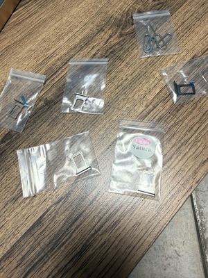 iPhone 16 Pro SIM tray 1x black, 3x silver, 1x natural
