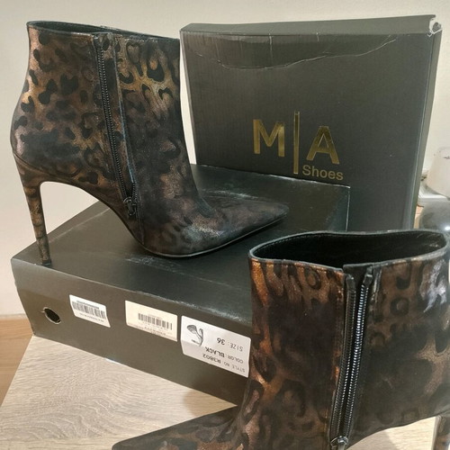 Mia Shoes ankle boots like new, black animal print with gold tones