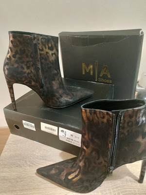 Mia Shoes ankle boots like new, black animal print with gold tones