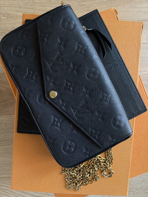 Pochette Felicie Louis Vuitton χιαστί τσάντα μεταχειρισμένη, μαύρο με ανάγλυφο logo