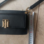 Τσαντάκι γυναικείο Tommy Hilfiger μεταχειρισμένο, μαύρο, χιαστί