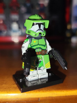 Minifigure Commander Doom Phase 2 σαν καινούργιο με βάση και δύο blaster
