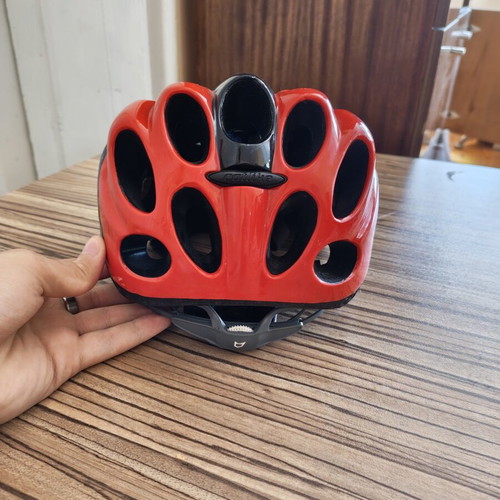 Catlike helmet like new, lightweight and durable