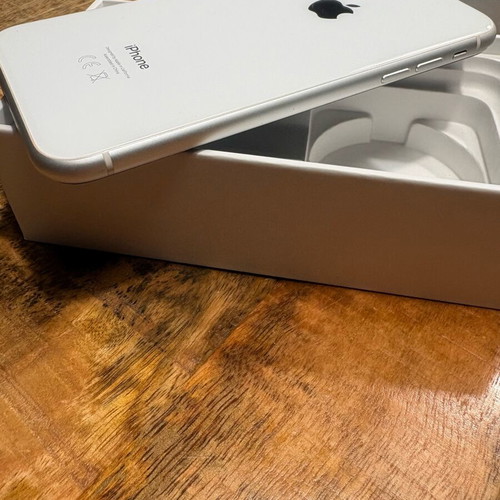 Apple iPhone XR 64 GB white like new with new battery