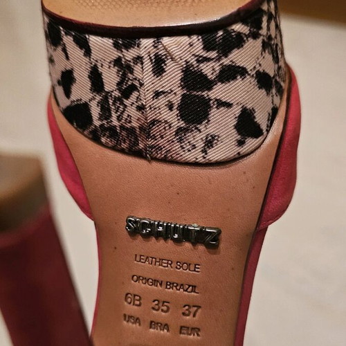 Schutz red sandals with thin heel and snake pattern used