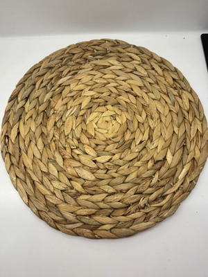 Woven placemat used, round