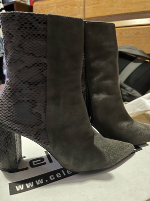Celebrity ankle boots gray suede and croco used, size 38