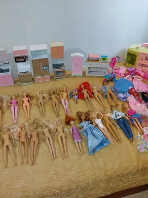Кукли Barbie употребявани с дрехи, кухненски комплект и аксесоари