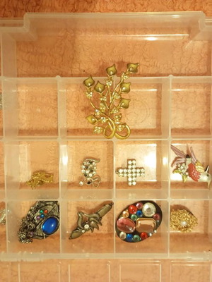 Pins like new gold and silver colors
