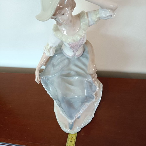 Porcelain figurine used with finesse and detailed design