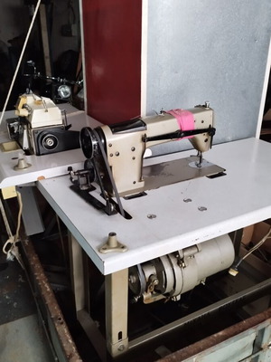 Sewing machine and three-thread overlocker used, with tables