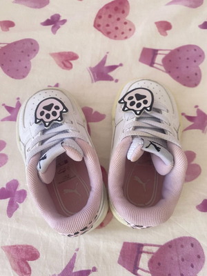 Puma baby shoes size 20 like new, white with pink leopard design