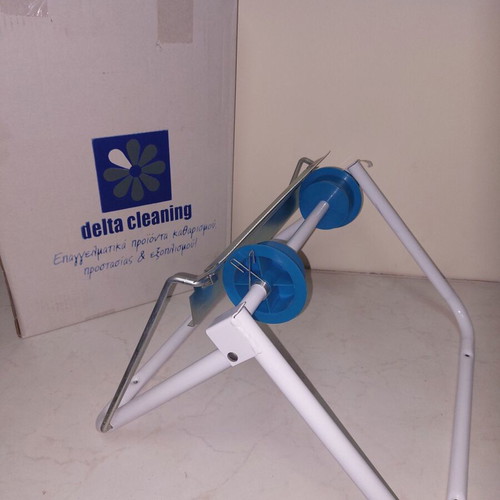 Wall-mounted paper holder with cutter Delta cleaning unused