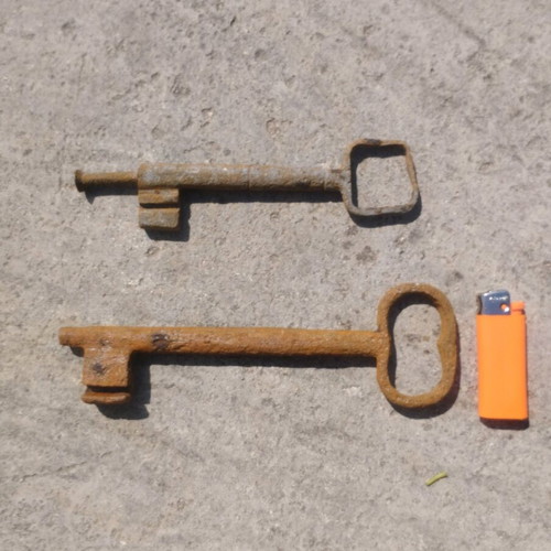 Antique keys used, pack of 2, very large