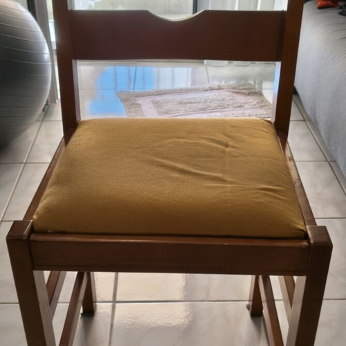Wooden kitchen chairs with soft seat like new, set of 4