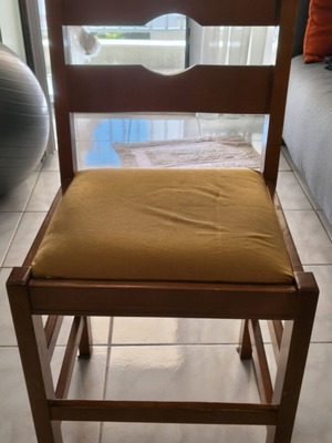 Wooden kitchen chairs with soft seat like new, set of 4
