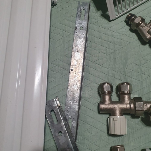 Heating radiator body new with 2 hot water regulators, angles and valves
