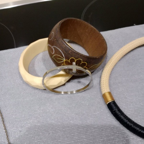 Jewelry set used with necklaces, earrings, bracelets, and rings