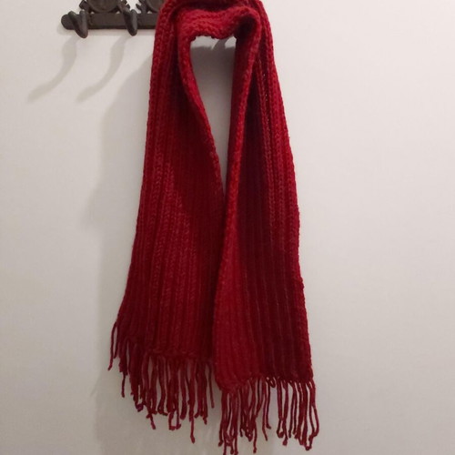 Scarf like new, very warm, red