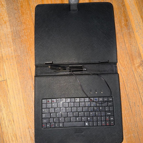 Tablet keyboard case with stylus compatible with all brands, like new