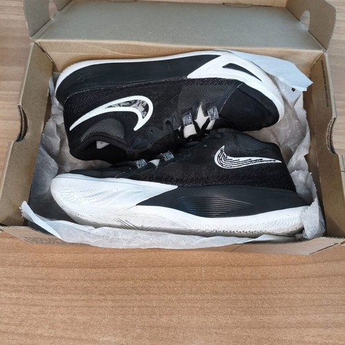 Nike Kyrie Flytrap 6 sneakers like new, size 40, black and white