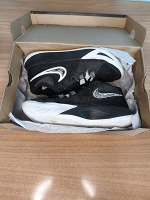 Nike Kyrie Flytrap 6 sneakers like new, size 40, black and white