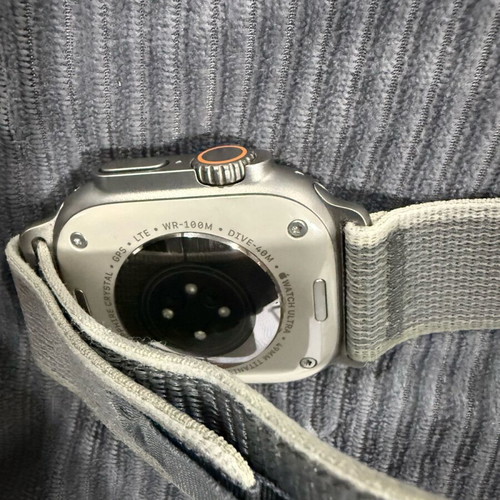 Apple Watch Ultra 2 με τιτάνια μπρασελέ σαν καινούργιο