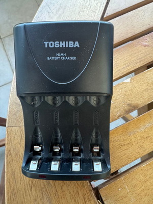 Φορτιστής μπαταριών Toshiba 4AA 1950mAh σαν καινούργιος