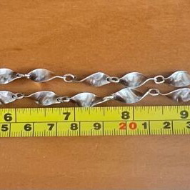 Silver necklace with leaf design like new