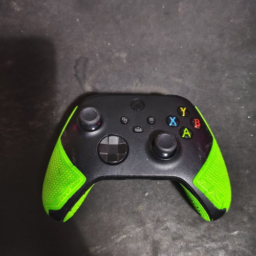 Xbox Series controller like new with Lizard Skin grips and Snakebyte rechargeable battery