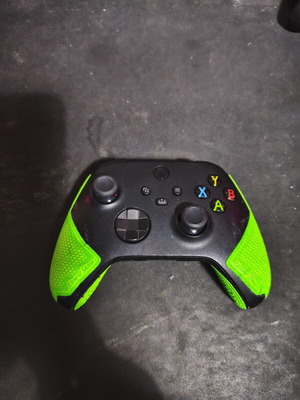 Xbox Series controller like new with Lizard Skin grips and Snakebyte rechargeable battery