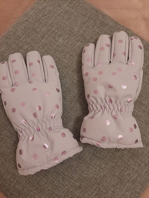 Gloves new for age 6-8 years