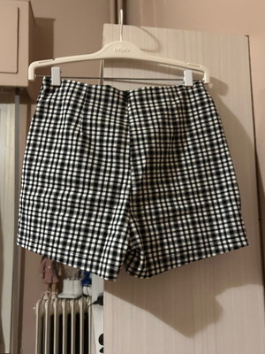 Skort checkered shorts skirt Bershka like new, black and white, XS