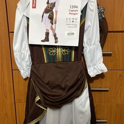 Pirate costume for girl 10 years like new
