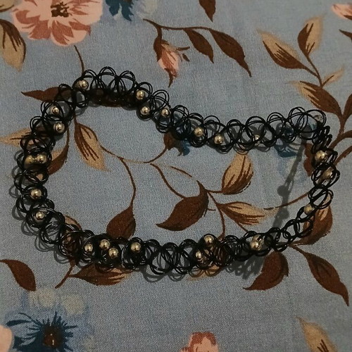 Chokers like new, 1 from Forever21 and 1 from Bershka, black and silver