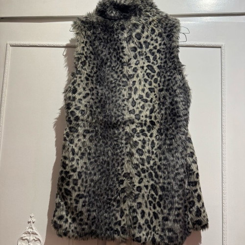 Stradivarius sleeveless fur vest like new, gray leopard print, size M