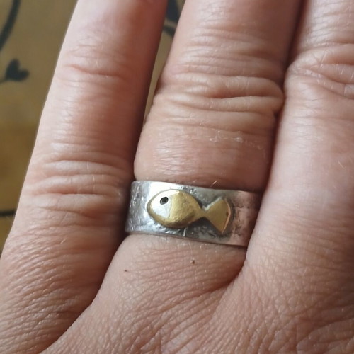 Handmade 925 silver ring with gold fish and heart, 17.5 mm