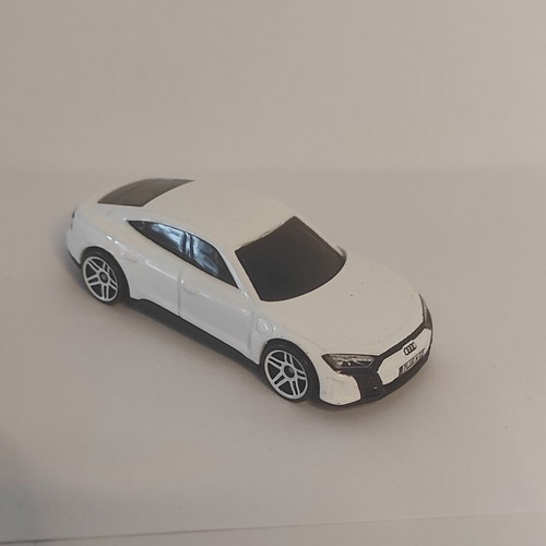 Hot Wheels Audi e tron toy car like new