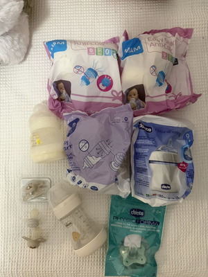 Baby bottles and pacifiers new, pack of 6 bottles and 4 pacifiers Mam and Chicco