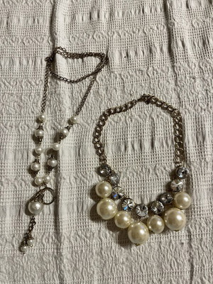 Jewelry set with white pearls and gold chains, 2 necklaces