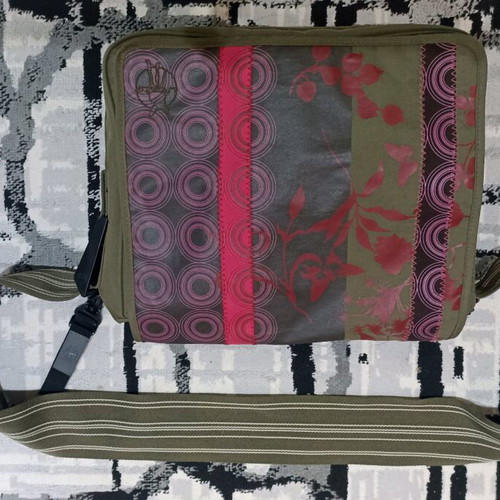 Laessig shoulder bag like new with multiple compartments