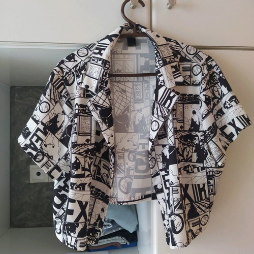 Short black and white shirt youthful like new