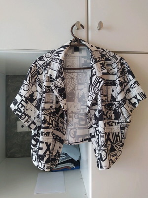 Short black and white shirt youthful like new
