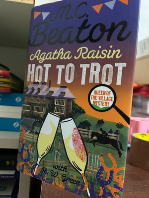 Βιβλίο μυστηρίου Agatha Raisin: Hot to Trot καινούργιο, αγγλικά