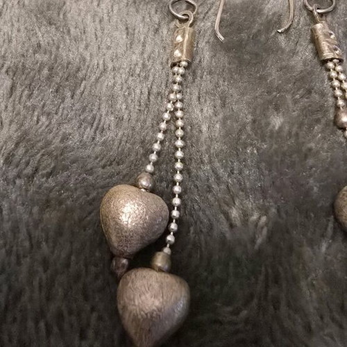 Long earrings in silver tone with hearts new