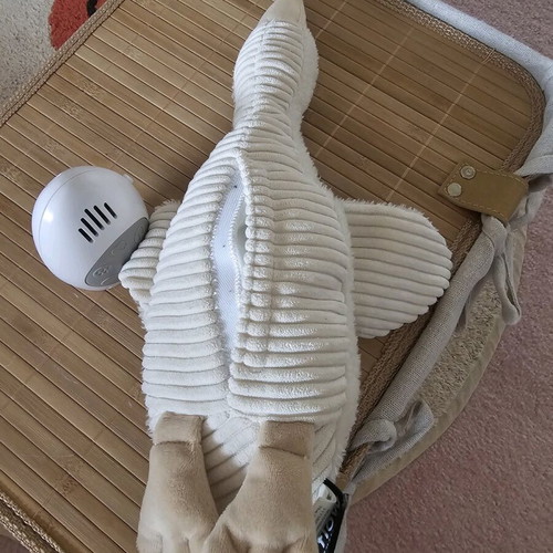 Baby sleep device like new with cry sensor and white noise sounds