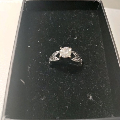 Silver solitaire ring like new, diameter 1.6