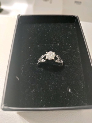 Silver solitaire ring like new, diameter 1.6