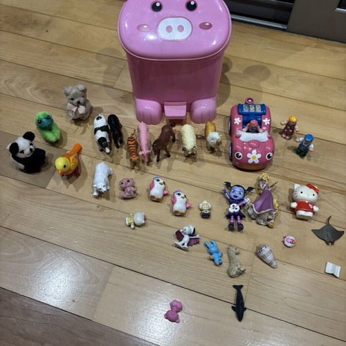 Pig-shaped kids bin used, filled with toys