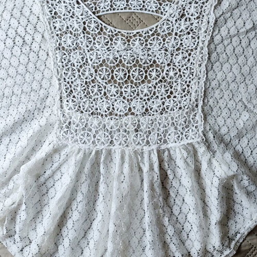 Lace tunic blouse like new, one size, sugar color
